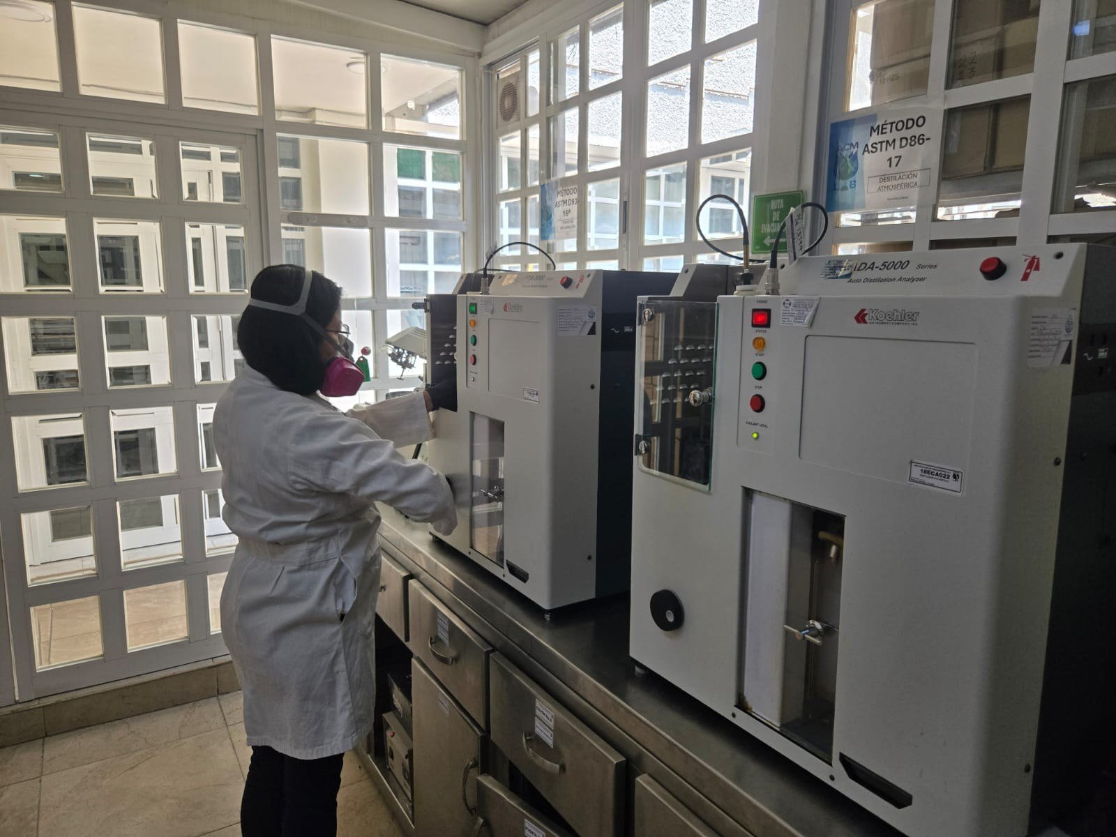 Laboratorio de química con equipos ASTM
